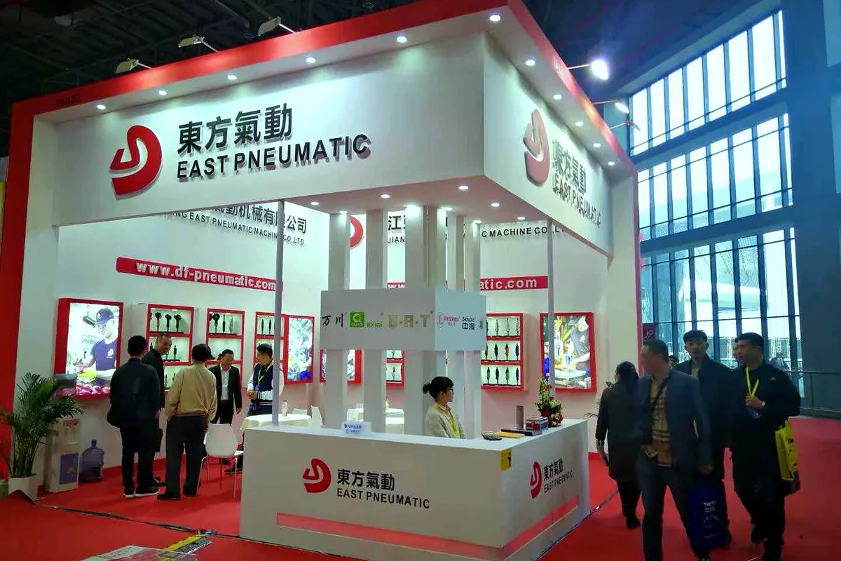 EAST PNEUMATIC booth with customers at a domestic trade show